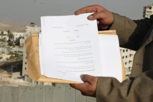 الاحتلال يوزع إخطارات هدم لمنازل في دير ابزيع وعين عريك